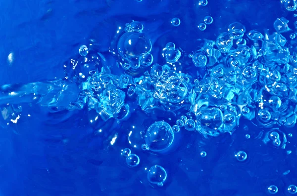 Rozprysk Wody Niebieskim Tle — Zdjęcie stockowe