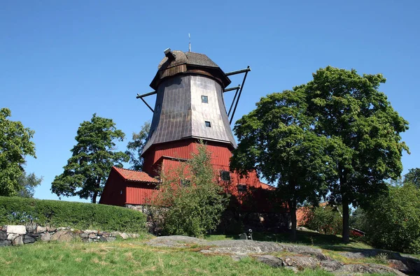 Malerischer Blick Auf Die Landschaft Mit Windmühlenbau — Stockfoto