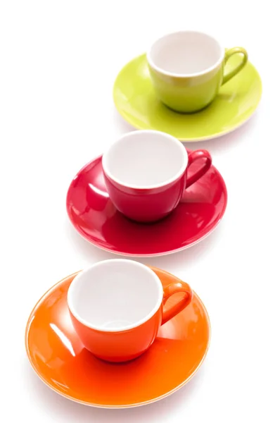 三杯橙色 红色和绿色的彩色咖啡杯 — 图库照片