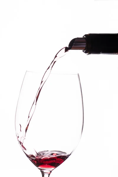 Şarap Kadehine Kırmızı Şarap Dökülüyor — Stok fotoğraf