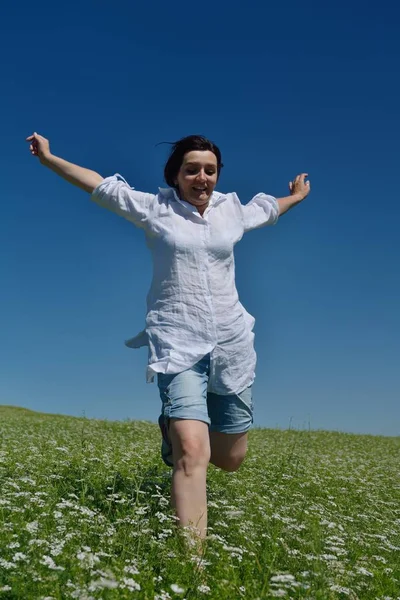 Jonge Gelukkig Vrouw Groene Veld Met Blauwe Hemel Achtergrond — Stockfoto