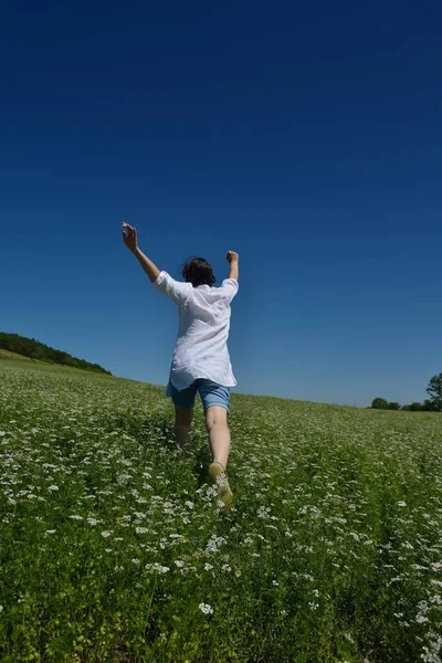 Ung Glad Kvinna Grönt Fält Med Blå Himmel Bakgrunden — Stockfoto