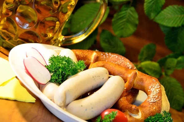 Collation Bavaroise Avec Saucisses Blanches Bretzels Bière — Photo