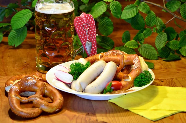 Bretzeit Bavarian Com Salsichas Brancas Cerveja Pretzels — Fotografia de Stock