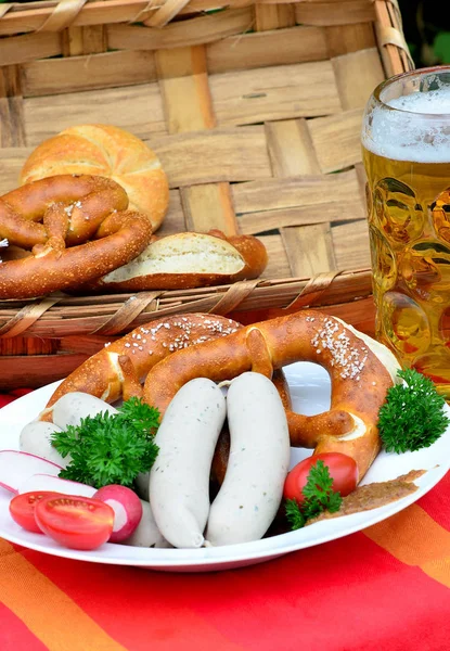 Bretzeit Bavarian Com Salsichas Brancas Cerveja Pretzels — Fotografia de Stock