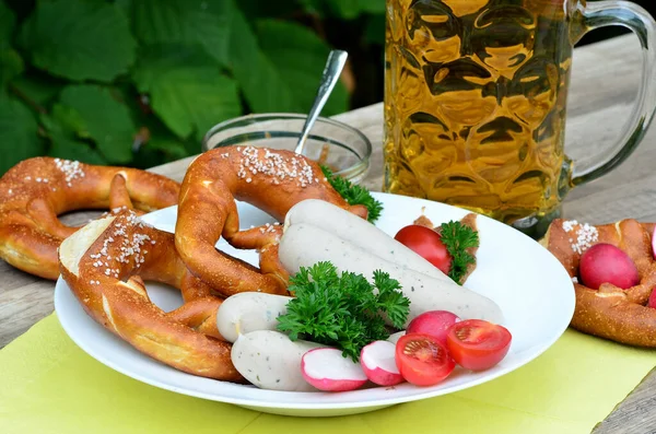 Snack Bavariano Con Salchichas Blancas Pretzels Cerveza —  Fotos de Stock