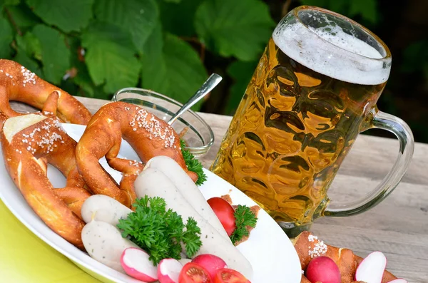 Bretzeit Bavarian Com Salsichas Brancas Cerveja Pretzels — Fotografia de Stock