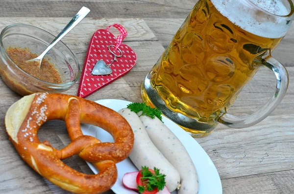 Bretzeit Bavarian Com Salsichas Brancas Cerveja Pretzels — Fotografia de Stock