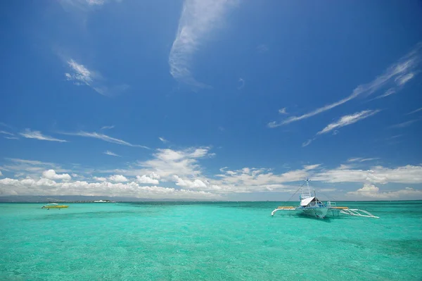 Mare Turchese Con Cielo Blu — Foto Stock