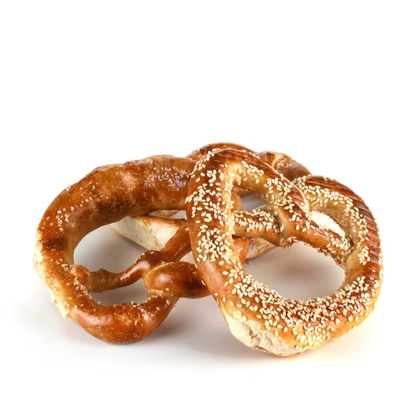 Due Pretzel Morbidi Bavaresi Isolati Bianco — Foto Stock