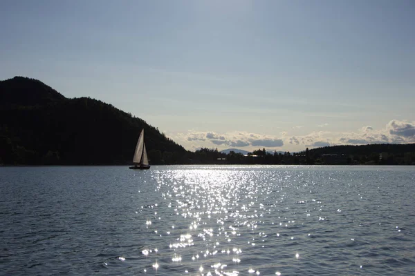 Sebuah Perahu Layar Meluncur Danau — Stok Foto