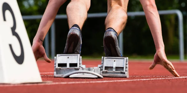 Cierre Las Piernas Masculinas Con Zapatos Rojos Pista Correr — Foto de Stock