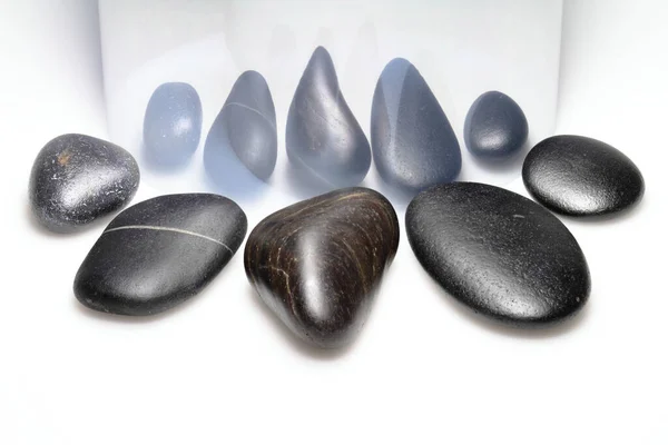 Cinco Piedras Son Adyacentes Frente Espejo — Foto de Stock