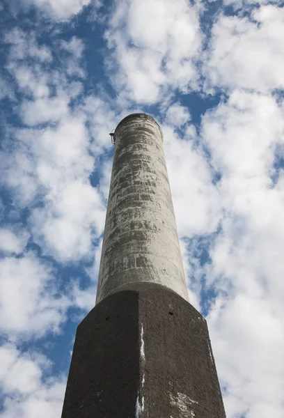 Oude Fabrieksschoorsteen Vervuilt Niet Langer Lucht Tegen Een Blauwe Zomerhemel — Stockfoto