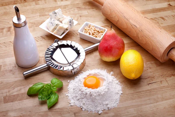 Zubereitung Ravioli Mit Gorgonzola Und Birne — Stockfoto