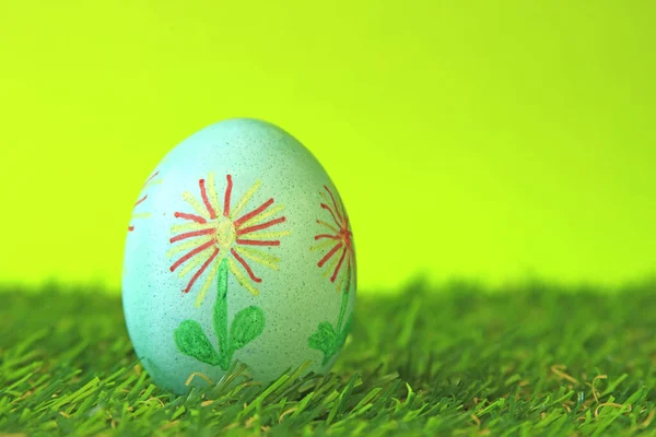 Decorazione Pasquale Singolo Uovo Pasqua Verde Con Motivo Floreale Dipinto — Foto Stock
