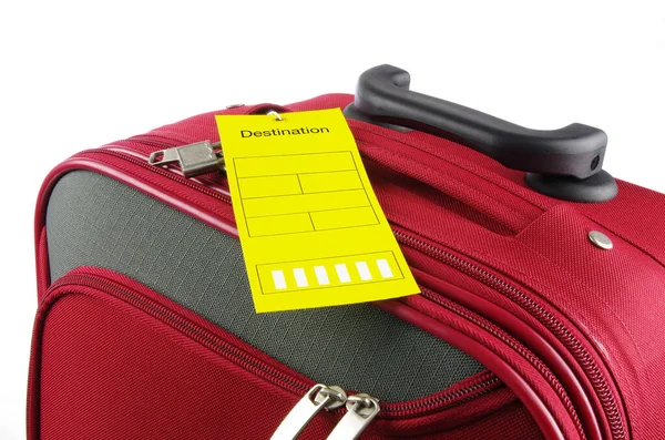 Rote Reisetasche Und Gelbes Etikett Auf Weißem Hintergrund — Stockfoto