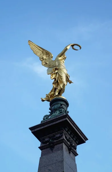 Золотой Ангел Знак Мира Сердце Вены — стоковое фото