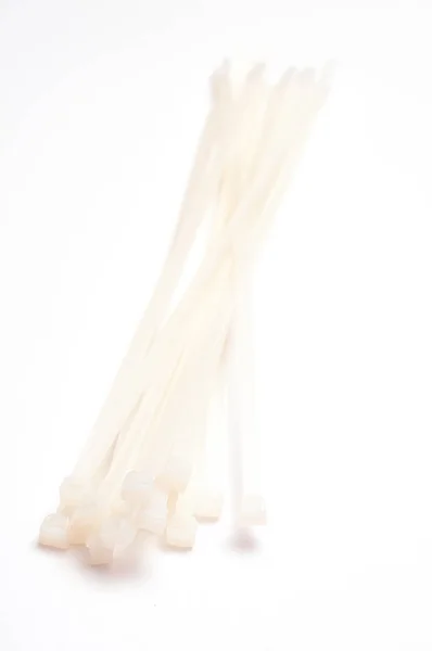 Beyaz Arkaplanda Uzun Kablo Bağları — Stok fotoğraf