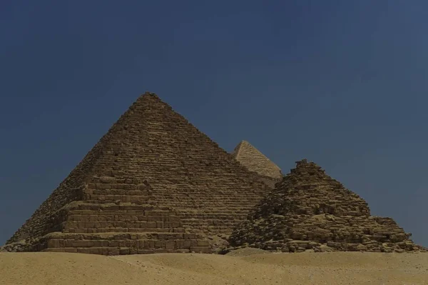 Uma Fileira Camelos Transportam Turistas Frente Todas Pirâmides Gizé Cairo — Fotografia de Stock