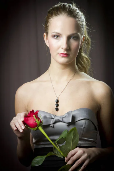 Atractiva Mujer Sosteniendo Una Rosa Día San Valentín — Foto de Stock