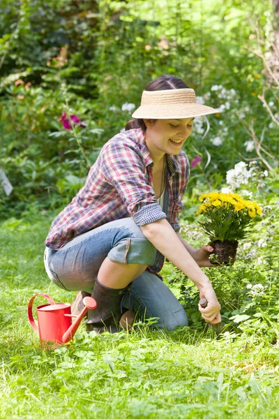 Молода Жінка Працює Саду — стокове фото