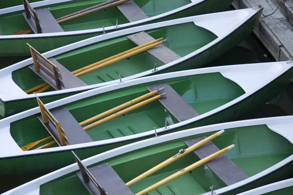 Plafond Bois Sur Toit Des Chaises Vertes Jaunes — Photo