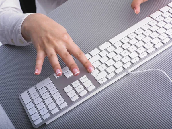 Secretario Negocios Escribiendo Teclado Computadora —  Fotos de Stock