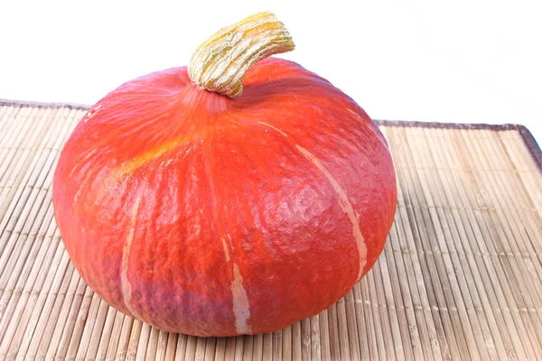 Courge Hokkaido Cucurbita Maxima Sur Tapis Bambou Devant Fond Blanc — Photo