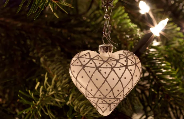圣诞节灯火通明 圣诞树上心形的白色圣诞装饰 — 图库照片