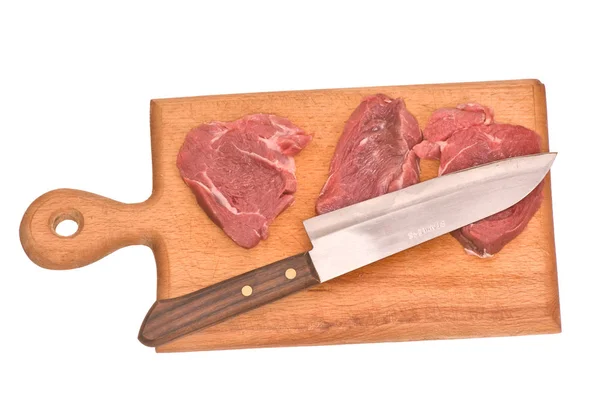 台所のナイフで板の上の肉のスライス — ストック写真