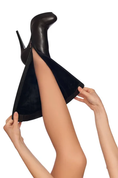 足にかかとの高い黒い革のブーツ — ストック写真
