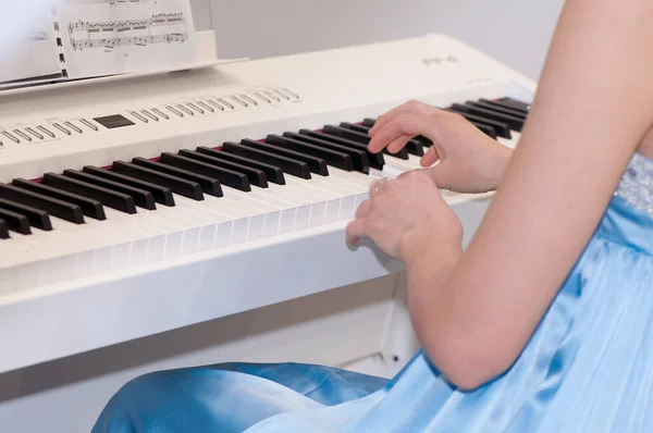 Beautiful Girl Playing White Piano — Stock Photo, Image