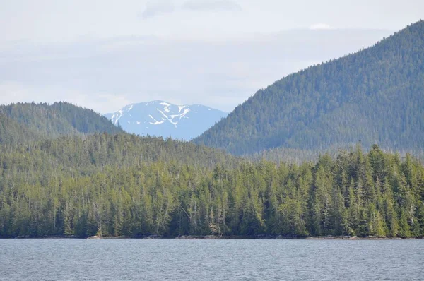 Górskie Jezioro Górach — Zdjęcie stockowe