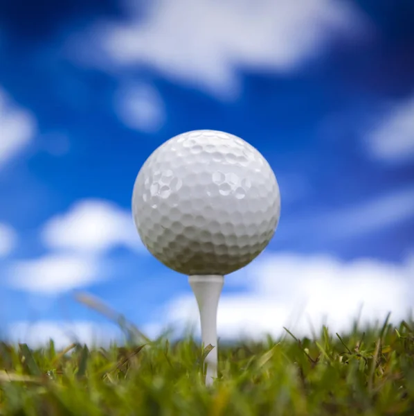 ゴルフは 選手ができるだけいくつかのストロークでコース上の一連の穴にボールを打つために様々なクラブを使用してクラブやボールスポーツです — ストック写真