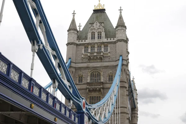 Tower Bridge Przez Tamizę Londyn Anglię Pokazywanie Szczegółów Pracy Dźwigara — Zdjęcie stockowe