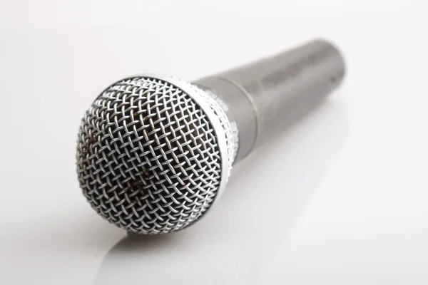 Mikrofon Auf Weißem Hintergrund — Stockfoto