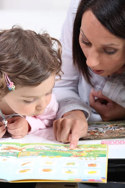 Mère Enseignant Fille Lire — Photo