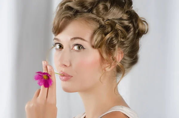 Beleza Mulher Closeup Retrato Com Flor Sobre Fundo Cinza — Fotografia de Stock