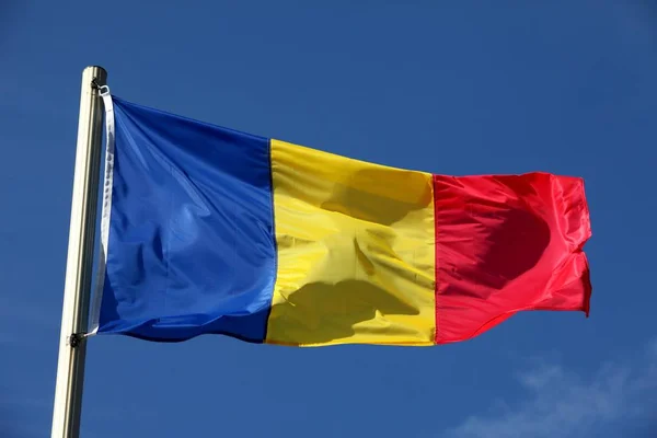 Румунський Прапор Махає Вітром — стокове фото