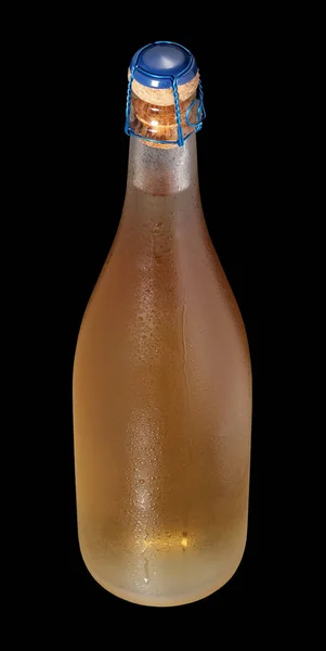 Niewielki Kąt Widzenia Butelki Winem Musującym Pokrytym Rosą Kolorze Czarnym — Zdjęcie stockowe