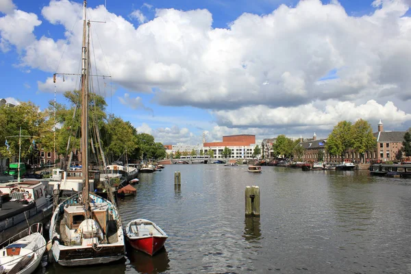 Statki Amstellu Amsterdamie — Zdjęcie stockowe