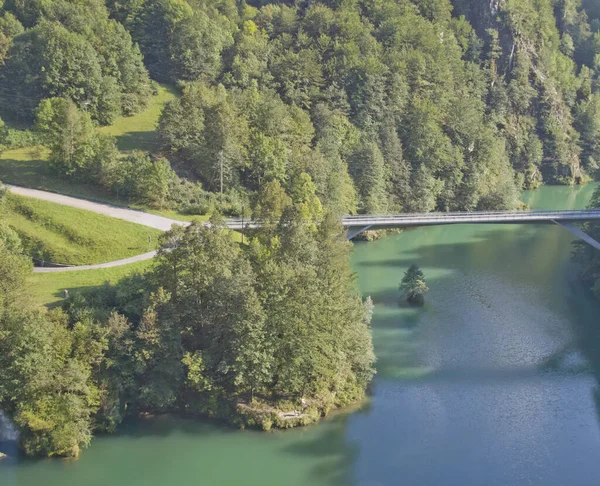 带桥的人工湖全景 — 图库照片