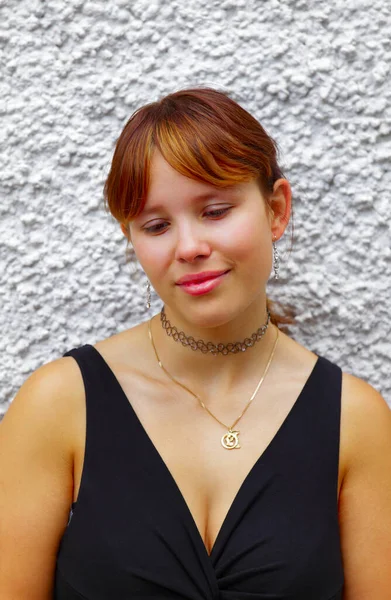Portrait Une Jeune Femme Arrière Plan Mur Blanc Plein Air — Photo