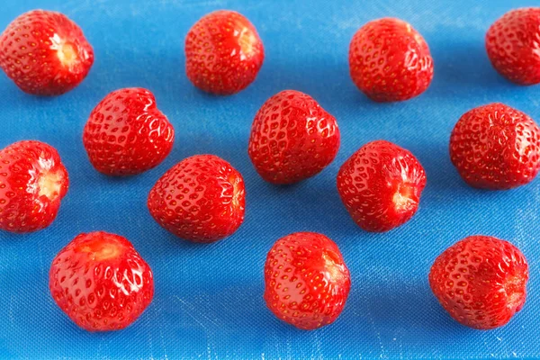 Gereinigte Erdbeeren Auf Einem Blauen Schneidebrett — Stockfoto