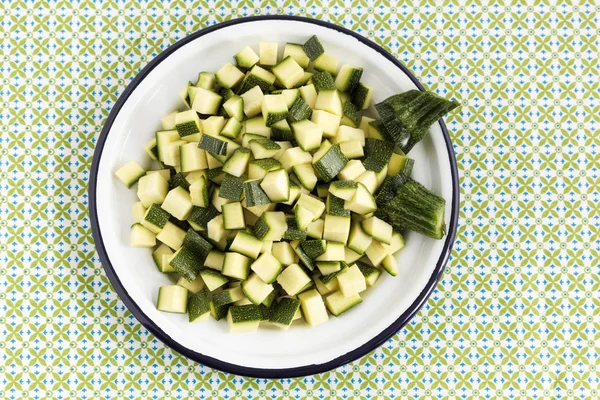 Plato Con Cubos Calabacín Una Servilleta Estampada Verde — Foto de Stock