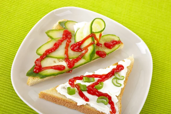 Frisches Toastbrot Mit Gurken Sahne Schnittlauch Und Ketchup — Stockfoto