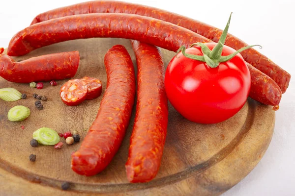 木料切肉的香肠和新鲜西红柿 — 图库照片