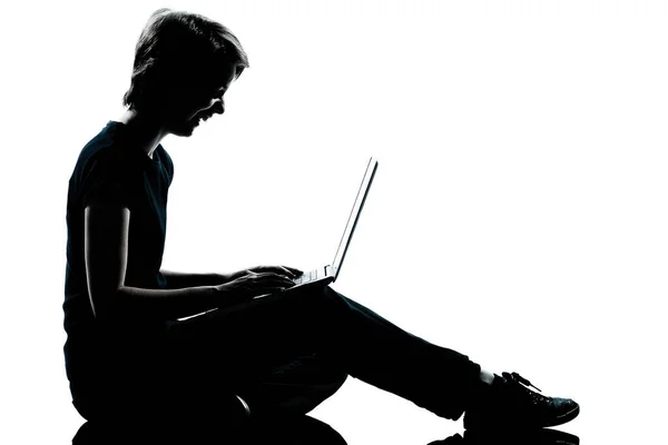 一个高加索年轻人的轮廓男孩女孩计算机笔记本电脑在工作室里笑得满满的被白色背景隔开了 — 图库照片