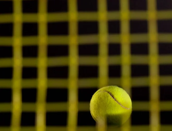 Pelota Tenis Golpea Las Cuerdas Raqueta Tenis Contra Fondo Oscuro —  Fotos de Stock